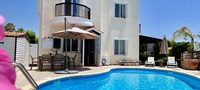 Villa with priv. Pool, beautiful garden and shady veranda - 5 min to the beach in Peyia