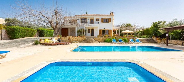 Villa Xenios Dias - Five Bedroom Villa, Sleeps 10 in Argaka