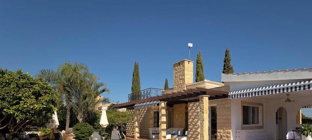 Walk to the beach and amenities, 3 bedroom villa with swimming pool in Poli Crysochous