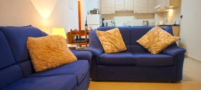 Well equipped apartment with free air con, TV and internet in Chloraka