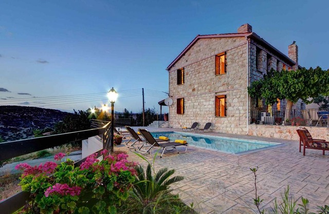 398 m² Villa ∙ 5 bedrooms ∙ 11 guests in Peristerona