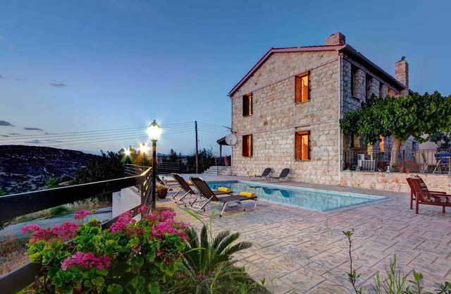 398 m² Villa ∙ 5 bedrooms ∙ 10 guests in Peristerona
