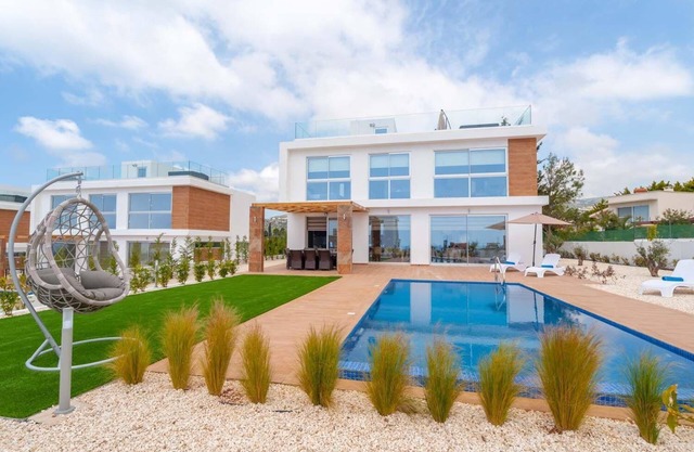 Luxury 4 bedroom villa with private pool, hot tub in Peyia