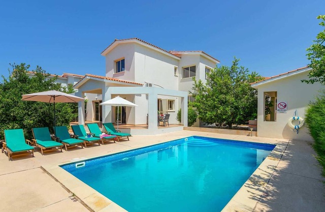 Modern 3 bed villa with pool, close to town in Coral Bay