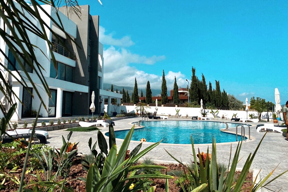 Edremit Apartment | Flat w Shared Pool 2 min to Beach in Edremit
