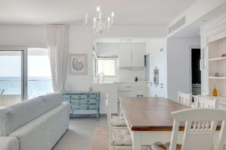 Potamos tis Germasogeias Apartment | Luxury Beach Front Flat Kyma 3