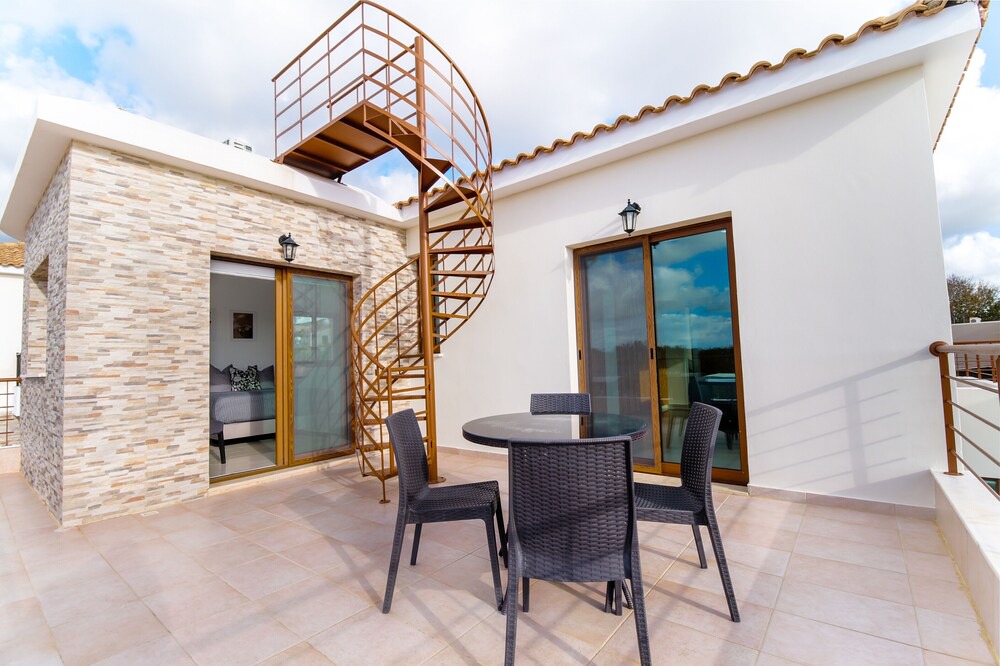 Photo of Patio Balcony in Tremithousa