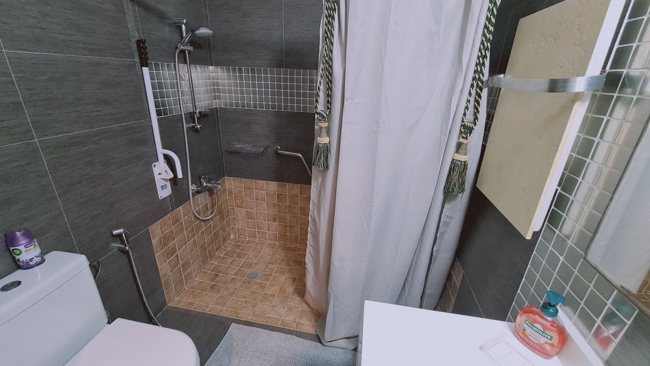 Photo of Bathroom in Politiko