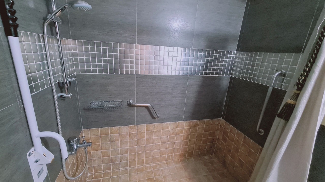 Photo of Bathroom in Politiko