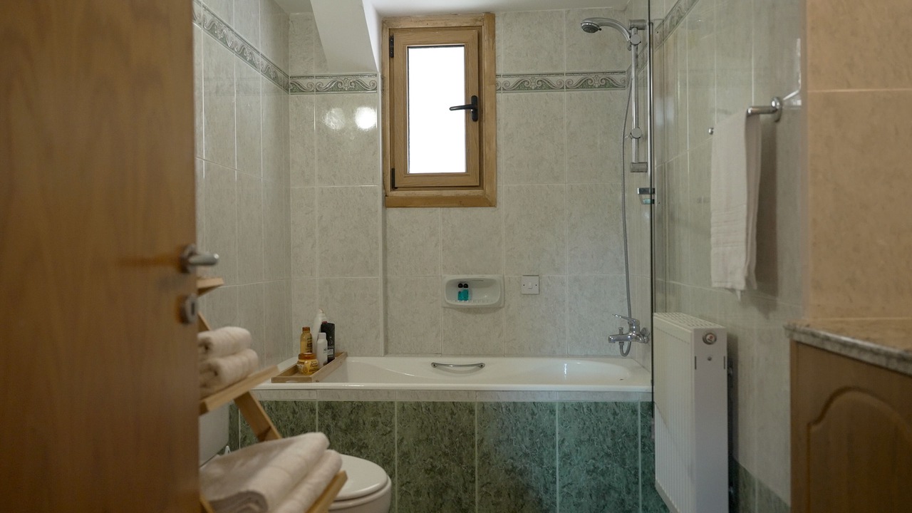 Photo of Bathroom in Politiko