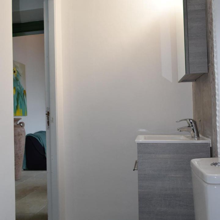Photo of Bathroom in Politiko