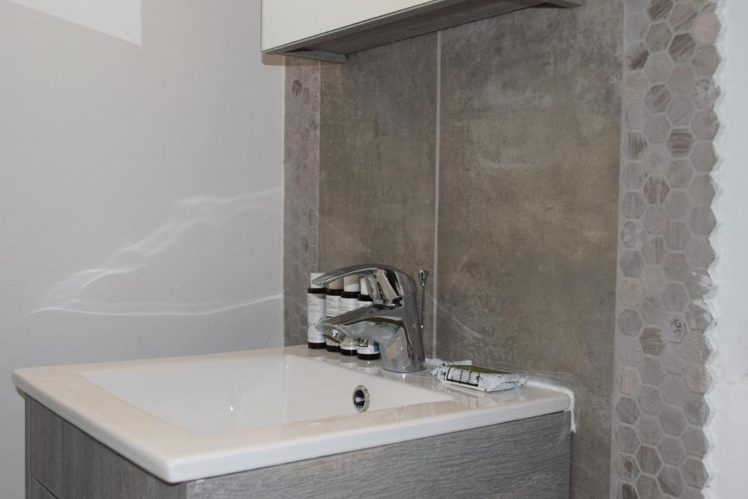 Photo of Bathroom in Politiko