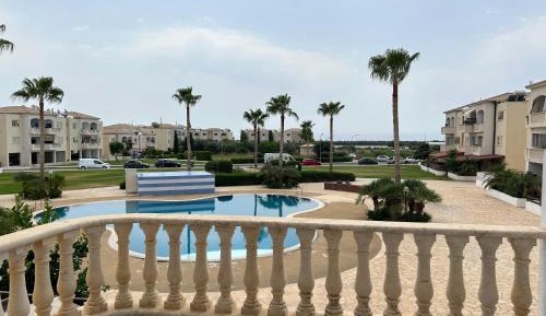 Apartment with Pool View 