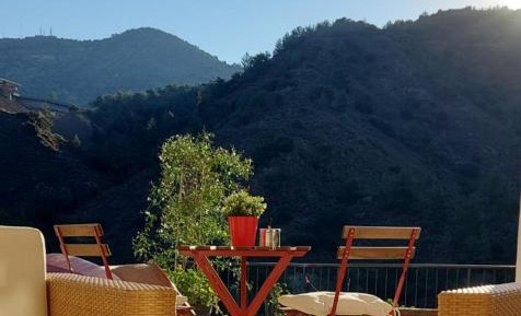 Apartment with Mountain View