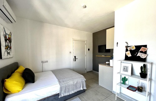 Kyrenia Apartment | Flat w Balcony 8 min to Kyrenia Castle in Girne