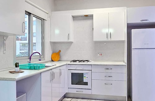 Zeytinlik Apartment | Sleek Flat w Balcony 3 min to Coast in Kyrenia