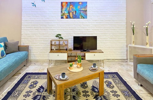 Zeytinlik Apartment | Sleek Flat w Balcony 3 min to Coast in Kyrenia