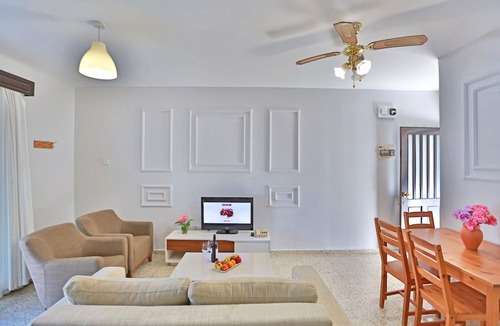 Zeytinlik Villa | Villa w Pool, Garden and Patio by Beach in Kyrenia