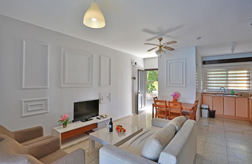 Zeytinlik Villa | Villa w Pool, Garden and Patio by Beach in Kyrenia