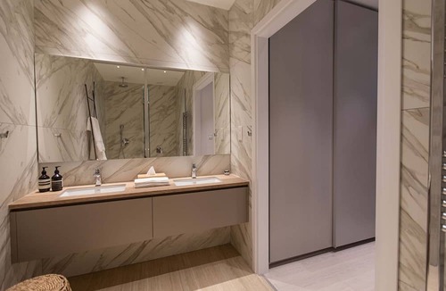 City Centre Apartment | Saffron Suite | Retreat with Skyline Views & Pool