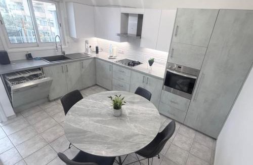 Strovolos Apartment | La Vie Royale Suite