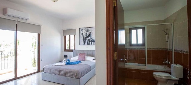 Hills view villa with hot tub in Kathikas