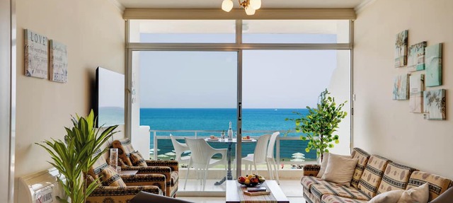 Makenzy Sandy Beachfront Paradise in Larnaca
