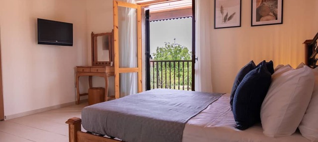 Phaedrus Living: Traditional Stone House Pachna in Pachna
