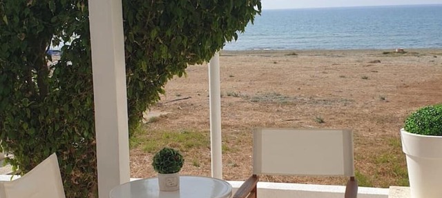 A Villa on the beach. Just walk 40 meters to the sandy beach and the water, in Pile