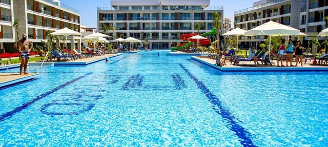 Delightful Studio Flat Close to the Beach with Shared Pool and Balcony in Iskele, Cyprus in Yeni Iskele