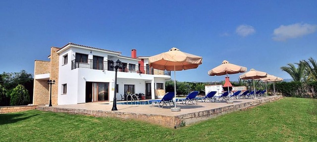 Impressive Large Villa Huge Heated Pool Garden in Peyia
