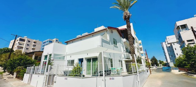 Beautiful 3 bedroom Beach house in downtown Larnaca, sleeps 8 in Larnaka