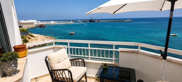Kyrenia Beachfront 2 Bedroom Apartment in Girne
