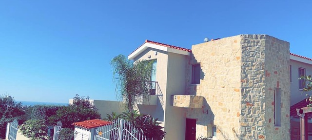 Luxurious 4-bedroom Villa in Paphos with SeaViews, Pool, Fitness, Bar&Lounge! in Konia