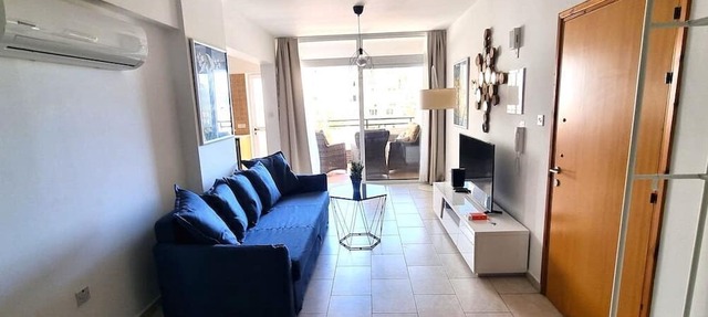 Beach Haven: 7-minute Walk to the Beach + Pool in Larnaca