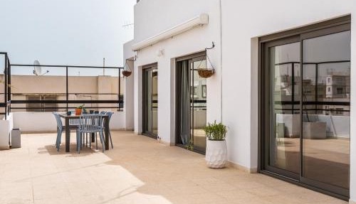 Elegant 2BR Top Floor Apt w/Parking in Engomi