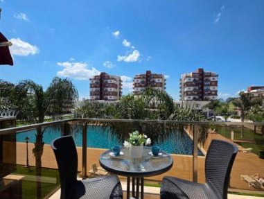 Kıbrısın gözdesi Long Beach de Havuz manzaralı stüdyo daire in Trikomo