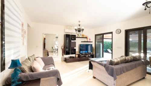 Villa Elysia Argaka - Seaview Bungalow Villa with Private Pool, Garden, Panoramic Roof Terrace and 3-Min Walk to Sea in Argaka