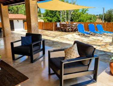 Koutsini Villa in Pano Akourdalia