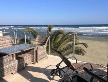 Sandy Kisses in Larnaca