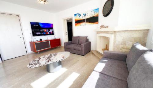 Marina Sea Breeze Apartment, Sleeps 8, Free Wi-Fi in Limassol