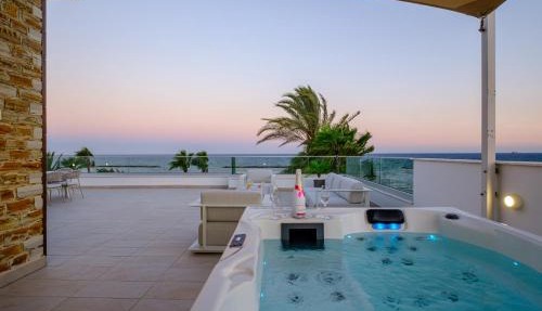 On-the-Sand Beachfront Villa - Pool & Rooftop Jacuzzi in Oroklini