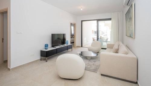 Kalamon Luxury Suite 202 w Pool and Gym in Larnaca