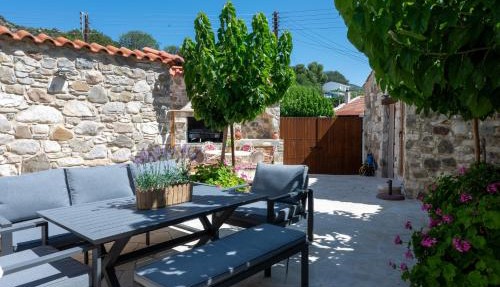 Sousannou Stone House, 3 Bedroom Mountain Escape with BBQ and Fireplace in Galataria
