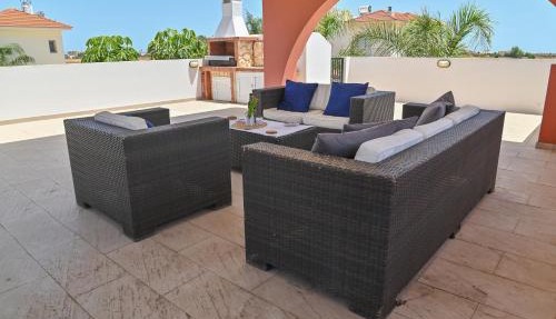 Wealthystays 3BR Terrace BBQ Villa with pool in Liopetri