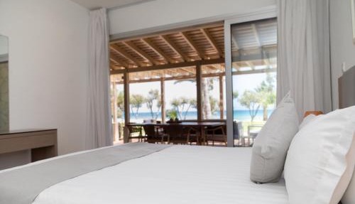 Elya Beach Luxury Suites in Ayios Theodhoros