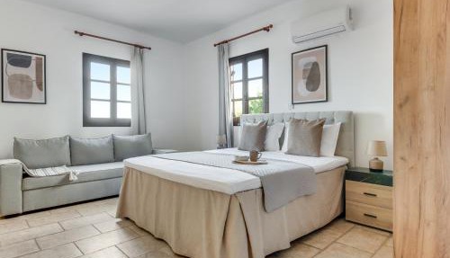 Sea-View Retreat - Villas with Private Pools in Peristerona