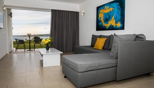 Theo Sunset Bay Hotel in Paphos