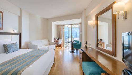 Golden Bay Beach Hotel in Larnaca